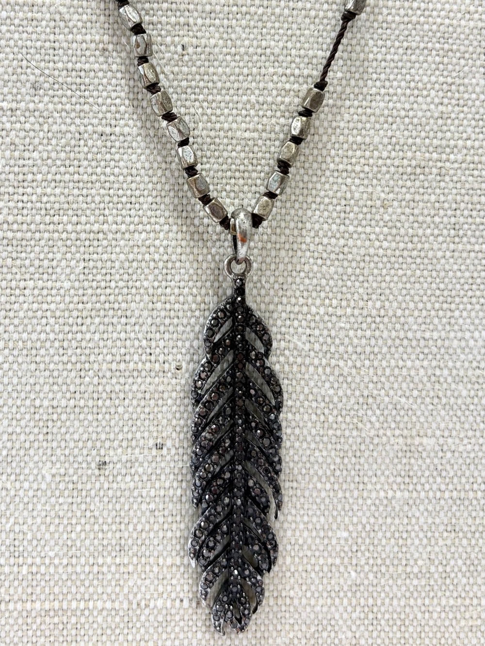 Elegant Feather Pendant Necklace • Designer‑Style Statement Jewelry